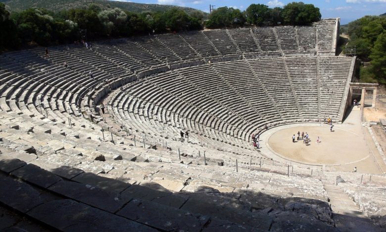 Epidauros Antik Tiyatrosu'nun basamakları