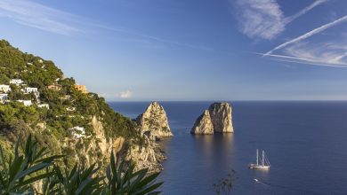 Capri Faraglioni kayalıkları