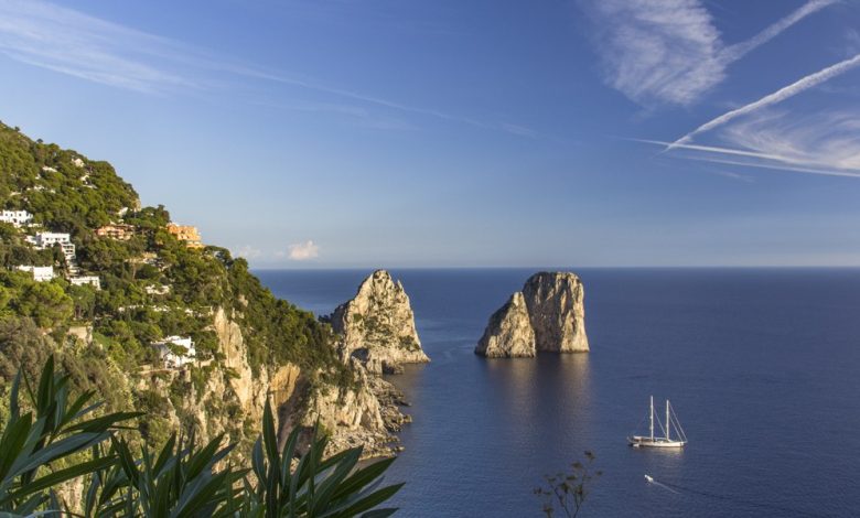 Capri Faraglioni kayalıkları
