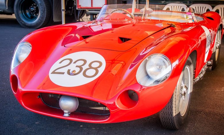 Ferrari kırmızı spor araba