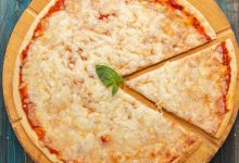 İtalyan Margherita pizza, tahta kesme tahtasında