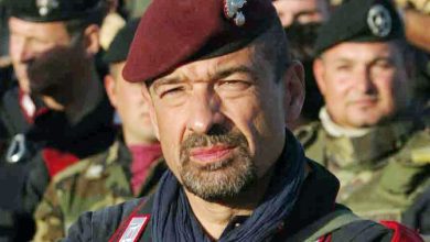 Milano belediye başkanlığı yarışına giren eski general Carmelo Burgio, askeri üniforması ve bordo beresiyle