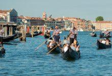 Venedik Grand Canal'da gondollar