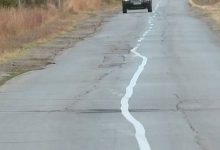 Bulgaristan’ın Elin Pelin kentinde bir yoldaki eğri ve şeritleri eşit ayırmayan yol çizgileri dikkat çekti.