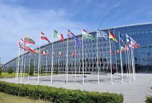 NATO, Batı Balkanlar’ın İttifak açısından stratejik önemini koruduğunu vurgulayarak Kosova ve bölgesel istikrara yönelik taahhüdünü yineledi. KFOR’un kapasitesinde planlanan azaltmanın güvenlik koşullarına göre kademeli uygulanacağı, gerektiğinde sürecin tersine çevrilebileceği bildirildi.