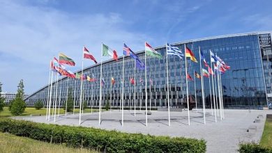 NATO, Batı Balkanlar’ın İttifak açısından stratejik önemini koruduğunu vurgulayarak Kosova ve bölgesel istikrara yönelik taahhüdünü yineledi. KFOR’un kapasitesinde planlanan azaltmanın güvenlik koşullarına göre kademeli uygulanacağı, gerektiğinde sürecin tersine çevrilebileceği bildirildi.