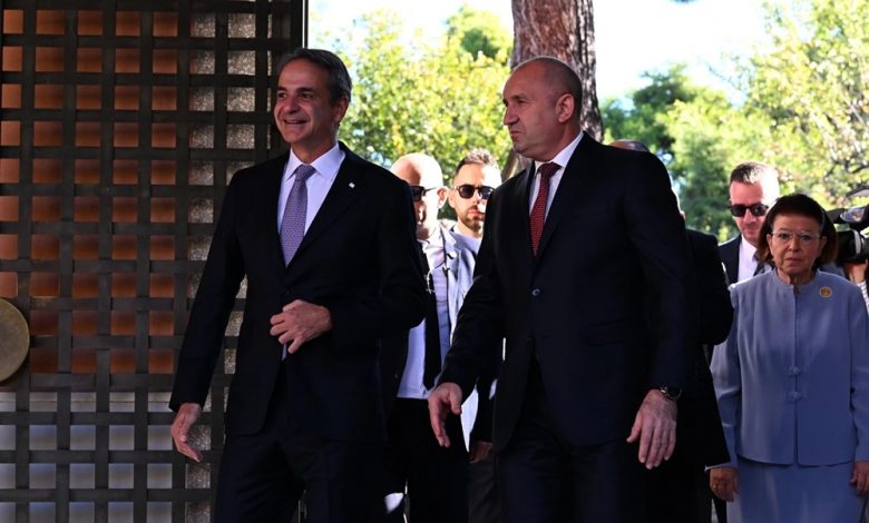 Yunanistan Başbakanı Kiryakos Miçotakis, Bulgaristan Başbakanı Rumen Radev ile tarihi eserlerin karşılıklı teslim törenine katıldı.